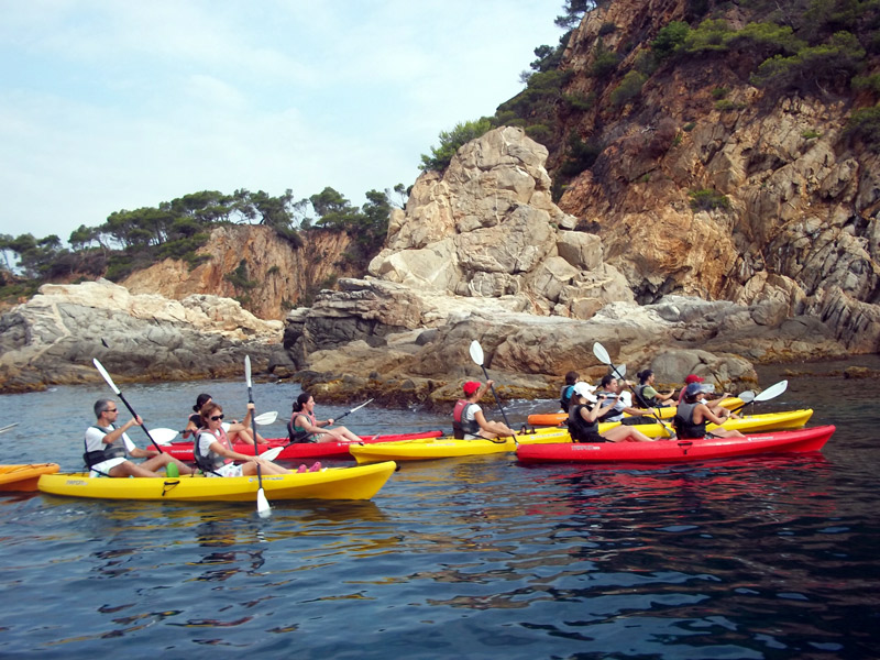 Les excursions en caiac són algunes de les activitats nàutiques més populars.
