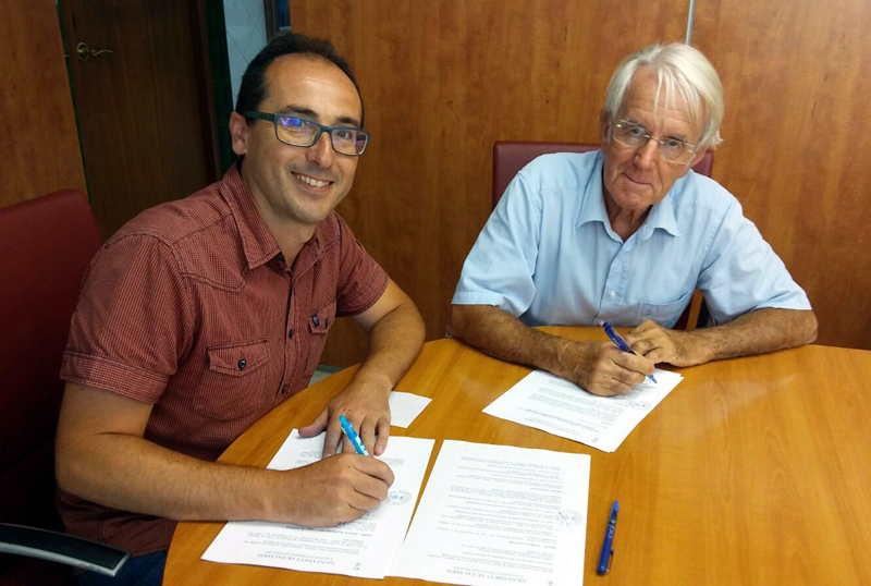 L'alcalde Lluís Puig i el vicepresident de Vimar, Jordi Sistach, durant la signatura del conveni.