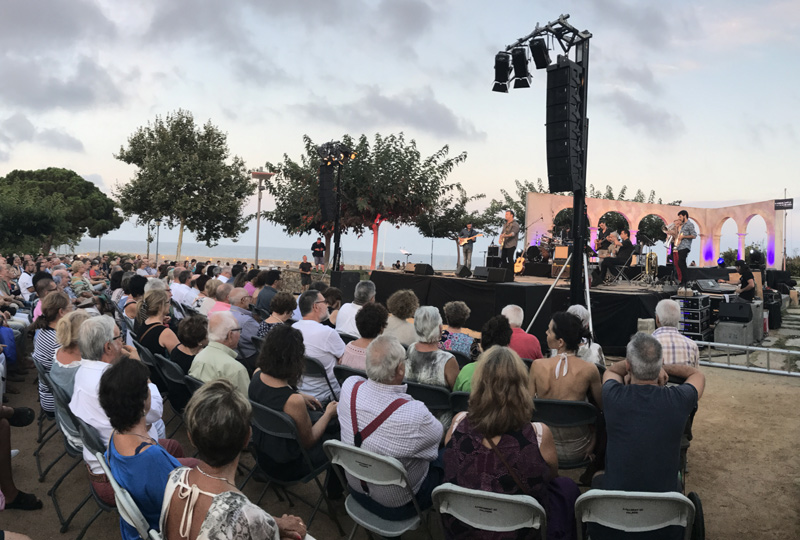 Concert de Cris Juanico al parc del Convent dels Agustins, aquest passat dissabte. (Foto: Ajuntament de Palamós).