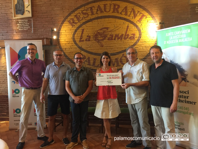 Lliurament del xec a la Fundació Pasqual Maragall, aquest migdia a Palamós.