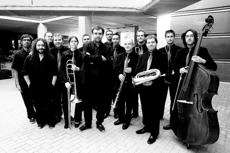 Roger Mas i la Cobla Sant Jordi-Ciutat de Barcelona actuen avui al festival 'Amb so de cobla'.