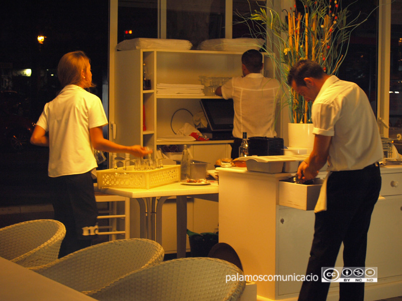 Els contractes d'estiu al sector serveis fan baixar l'atur registrat.