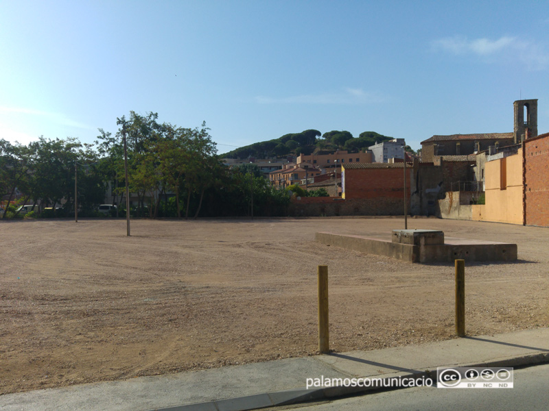 L'estacionament està situat entre l'avinguda d'Àngel Guimerà i el carrer de la Riera.