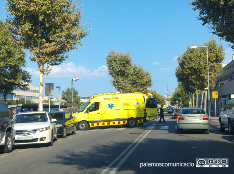 Una ambulància del SEM, aquest dissabte passat, al lloc de l'accident.