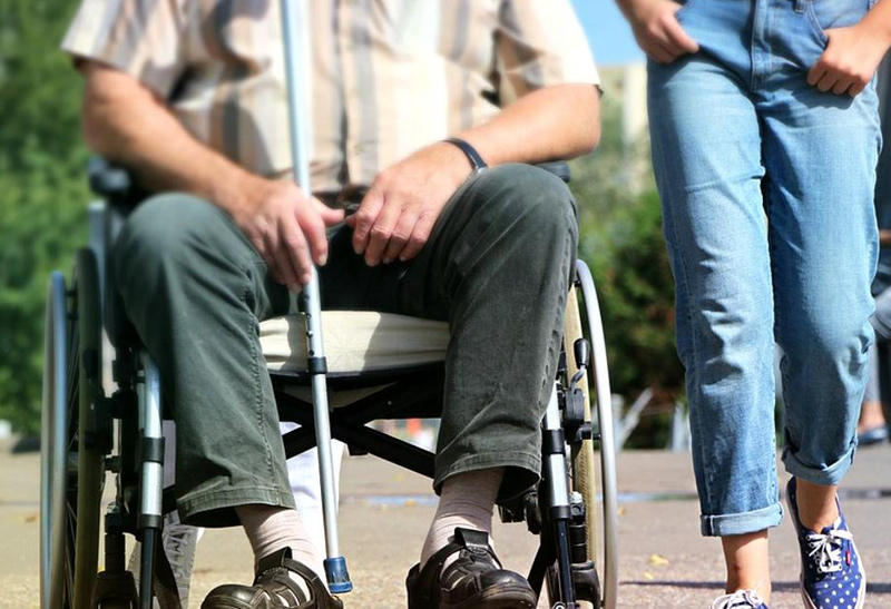 La dependència és la necessitat d'ajuda que té una persona per realitzar les activitats bàsiques de la vida diària.