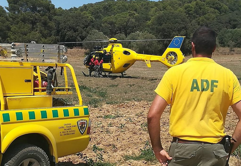 Operatius de l'ADF, amb helicòpter, per rescatar la dona accidentada.