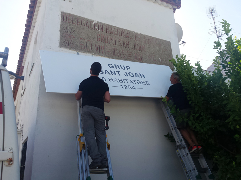 Han tapat les plaques dels habitatges de protecció oficial de les Cases Noves. (Foto: Ajuntament de Palamós).