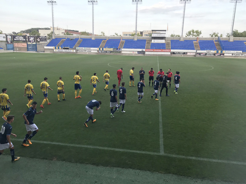 Palamós i Espanyol B, saltant al terreny de joc ahir. (Foto: Joan Pau Pérez).