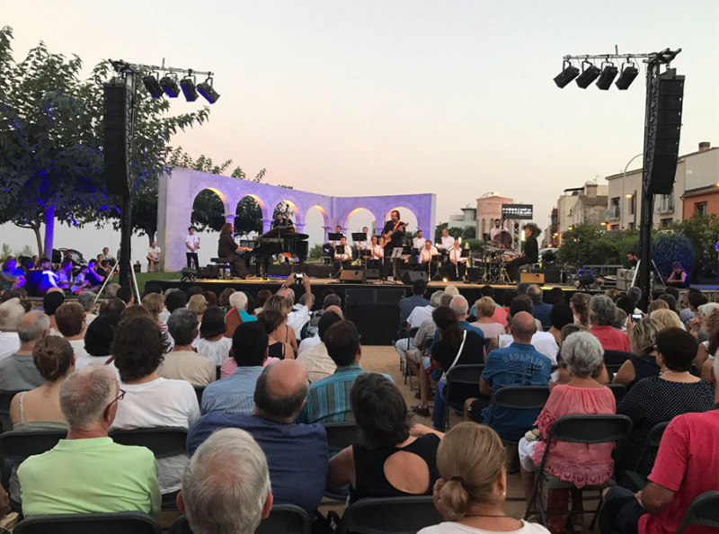 Un instant del concert de Roger Mas i la cobla Sant Jordi-Ciutat de Barcelona al parc del Convent dels Agustins. (Foto: Amb so de cobla).