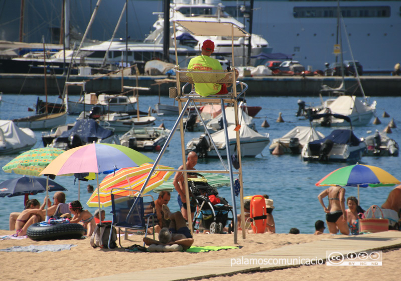 Un socorrista vigilant a la platja Gran de Palamós.