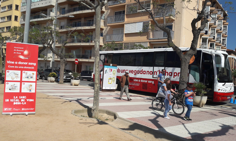 Unitat mòbil del Banc de Sang i Teixits al passeig del Mar.