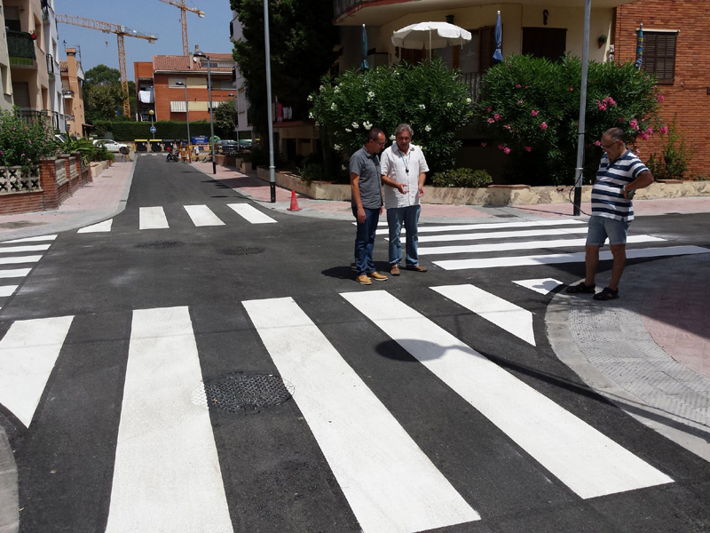 L'alcalde Lluís Puig comprova l'asfaltatge en un carrer del Palmar. (Foto: Ajuntament de Palamós).