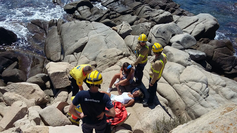 Els equips d'emergència atenen la dona que ha caigut a S'Alguer. (Foto: Policia Local de Palamós)