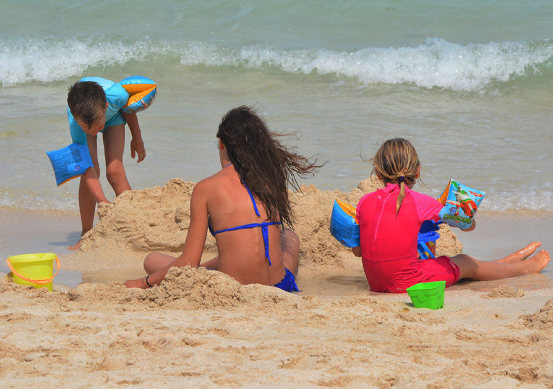 A l'anar a la platja cal posar-se protecció solar. (Foto: consum general).