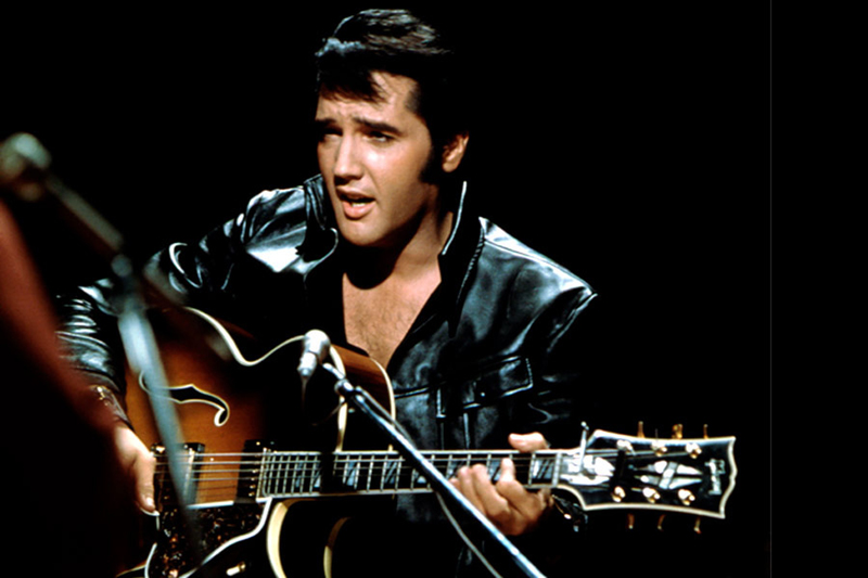Elvis, durant l'especial televisiu de 1968 'Comeback'. (Foto: buhola.com).