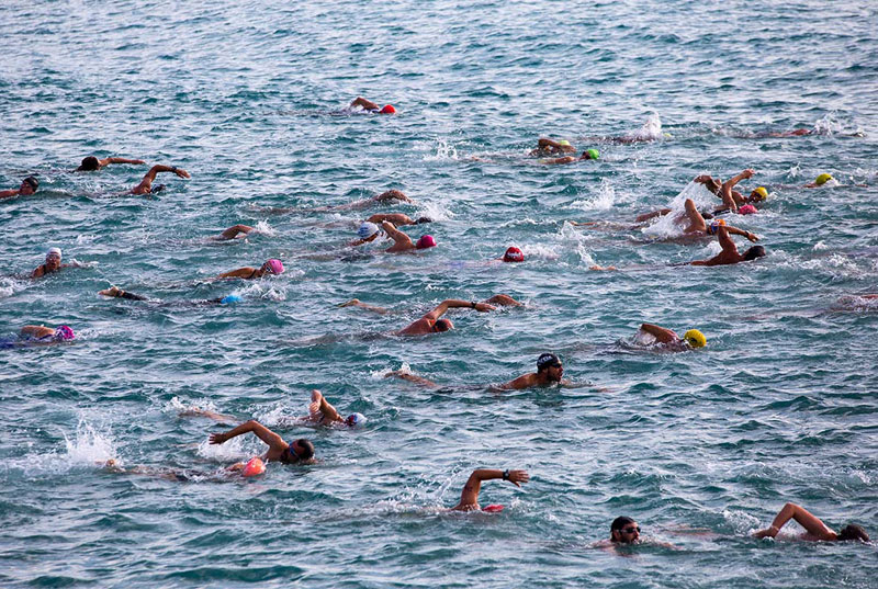 La jornada va començar amb una travessa de natació. (Foto:Toni Illa).