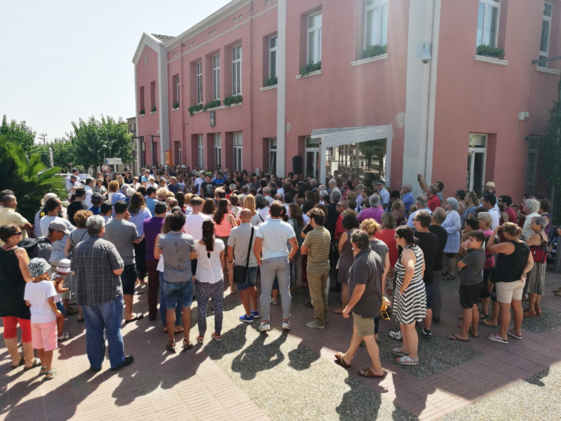 Imatge de la concentració d'aquest migdia a la Casa de la Vila. (Foto: Ajuntament de Calonge).
