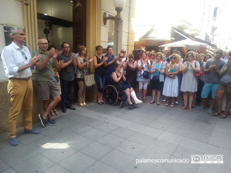 Concentració davant l'Ajuntament per condemnar els atemptats de Barcelona i Cambrils.
