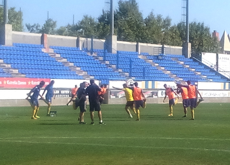 Escalfament del Palamós ahir abans del partit contra el filial del Reus. (Foto: Carles Baldellou).