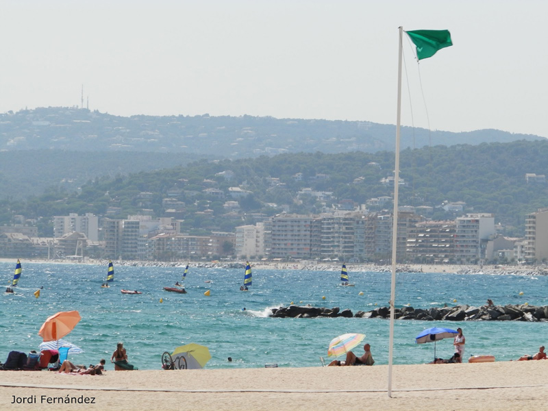 Vent de garbí a la platja de Palamós, divendres. (Foto: Jordi Fernández. tempspalamos.blogspot.com).