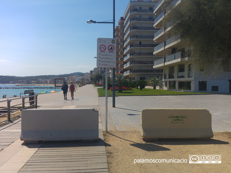 Pilones de formigó per evitar l'accés de vehicles al passeig Mundet de Sant Antoni.