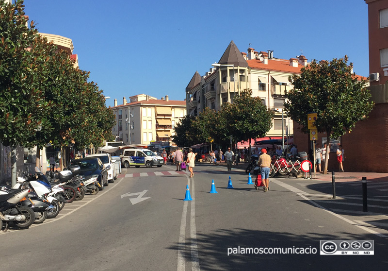 Restriccions de circulació a l'avinguda de Catalunya de Palamós, aquest matí.