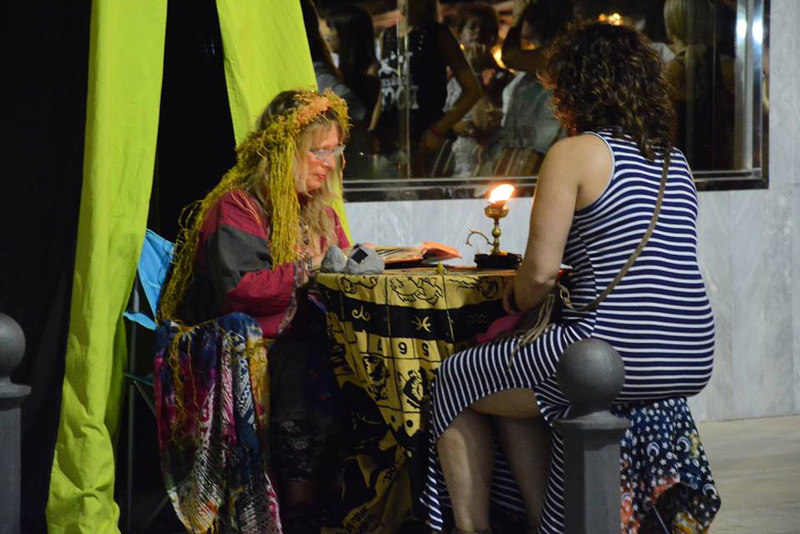 Una endevinadora llegint el futur en el mercat esotèric de Sant Antoni. (Foto: Ajuntament de Calonge).