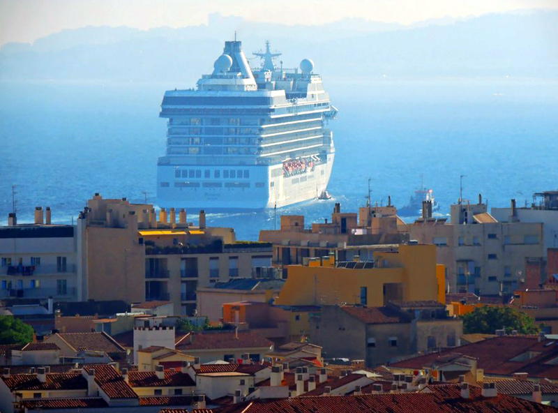 Espectacular imatge del creuer Riviera a Palamós. (Foto: Anna Pérez).