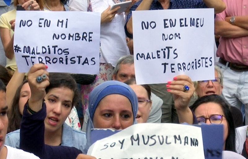 Manifestants de religió musulmana, contra la violència.