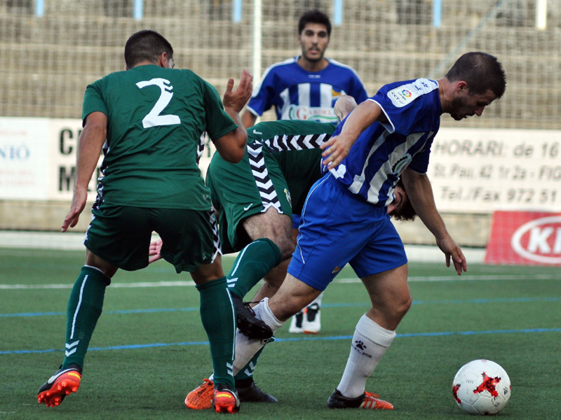 Un instant del partit d'ahir a Vilatenim. (Foto. UE Figueres).