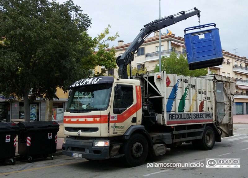 Camió de recollida de cartró en un carrer de Palamós.