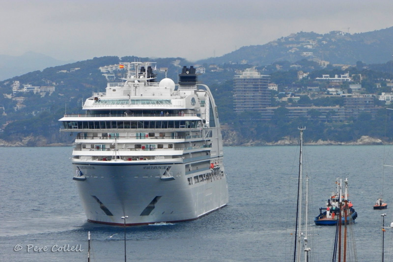 El creuer Seabourn Encore, en una anterior estada a Palamós. (Foto: Pere Collell)