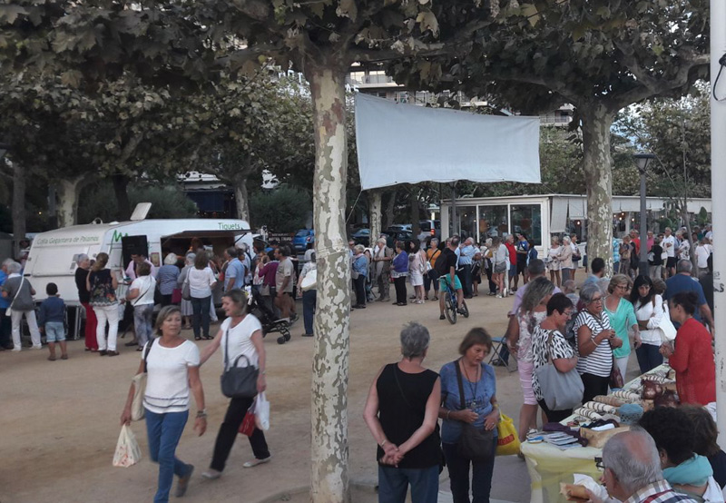 L'ambient al passeig del Mar, dimecres passat amb motiu de la botifarrada solidària d'Oncolliga. (Foto: Fundació Oncolliga).