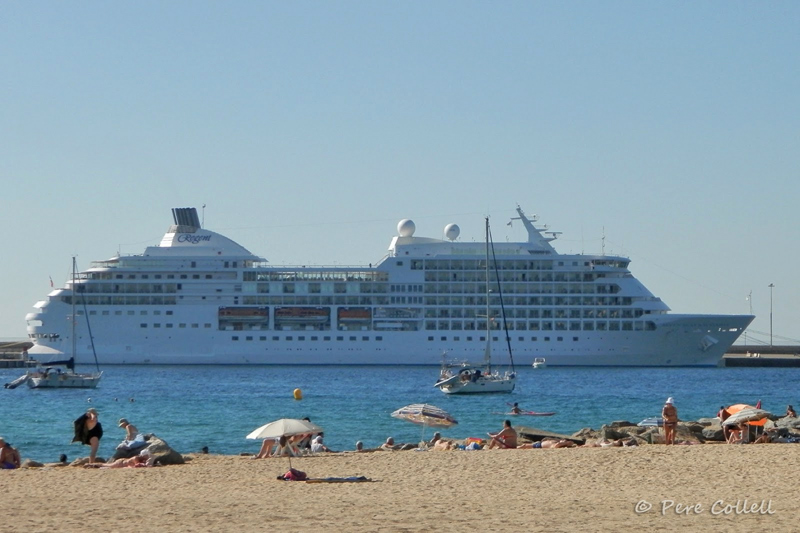 El Seven Seas Voyager, al port de Palamós. (Foto: Pere Collell).