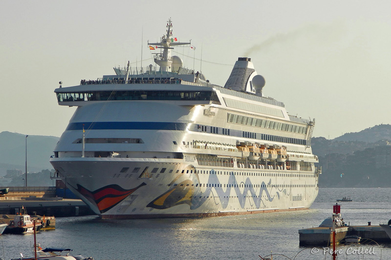 L'AIDA Aura al port de Palamós. (Foto: Pere Collell).