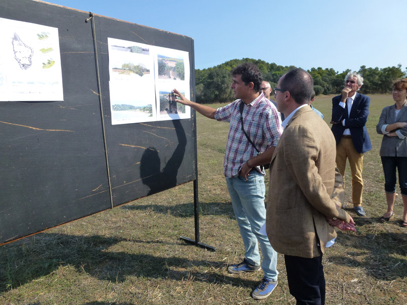 El tècnic municipal de Medi Ambient, Josep Vilanova, comenta aspectes del projecte amb l'alcalde de Palamós, Lluís Puig.