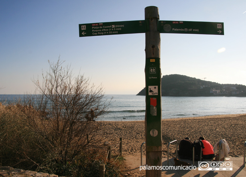 Senyalització del camí de ronda a la platja de la Fosca.