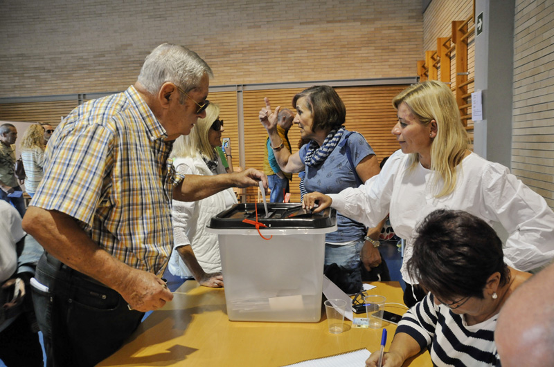 Palamosins votant ahir al col·legi electoral de l'escola La Vila. (Foto: Josep Lois).