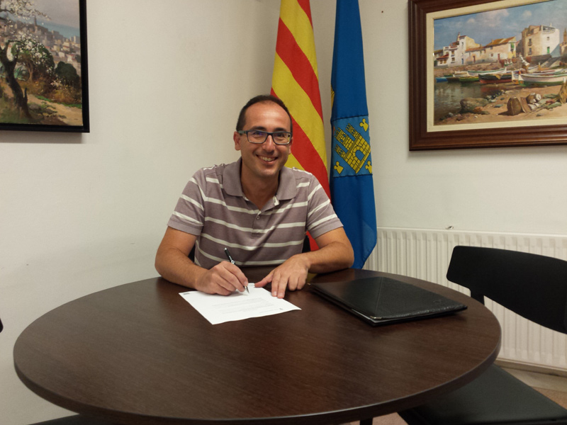 Lluís Puig signant el decret de suport al referèndum.