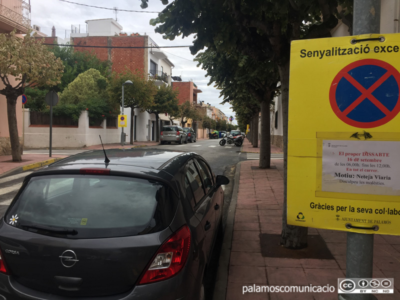 Senyalització al carrer Ample informant que demà s'hi farà una neteja intensiva.