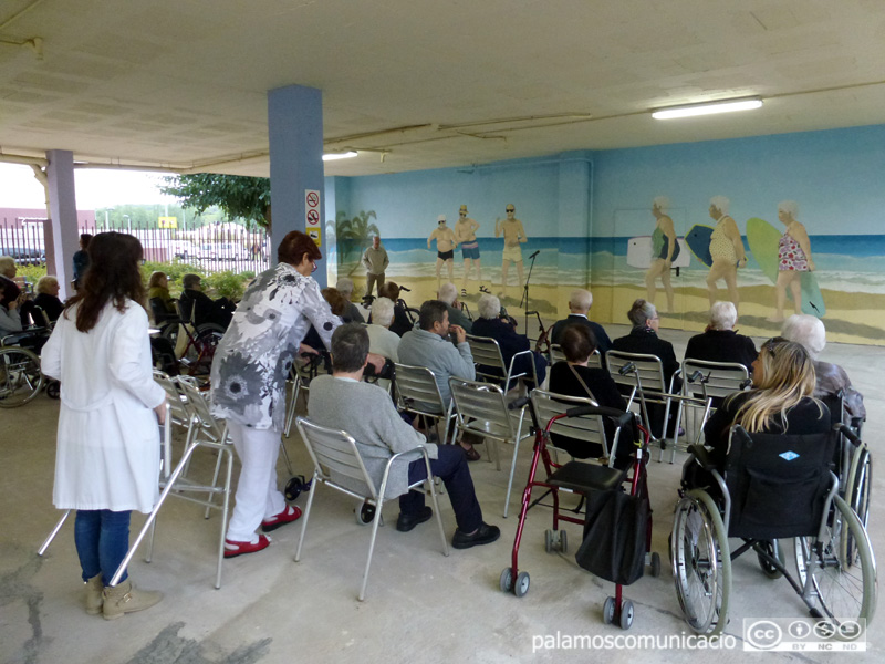 Mural de l'artista Montserrat Abril al Palamós Gent Gran.