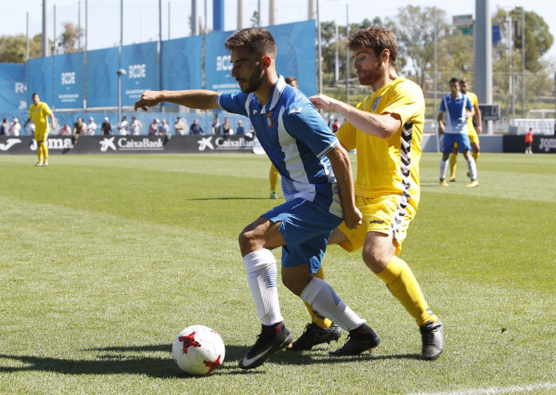 El lateral del Palamós CF, Eduard Subirana, tapa un jugador de l'Espanyol B, en el partit d'ahir. (Foto: RCD Espanyol).