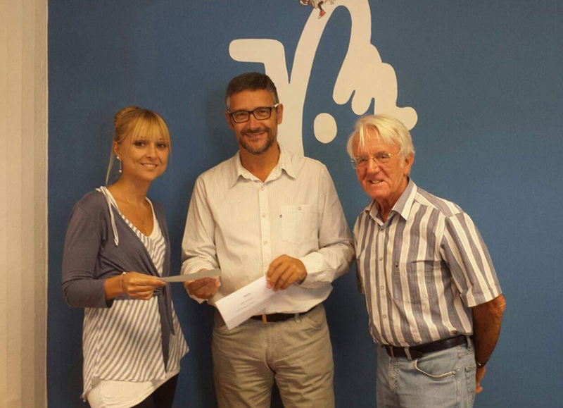 Ger, Noguer i Sistach, en l'acte de lliurament dels diners. (Foto: Col·legi Aparelladors).