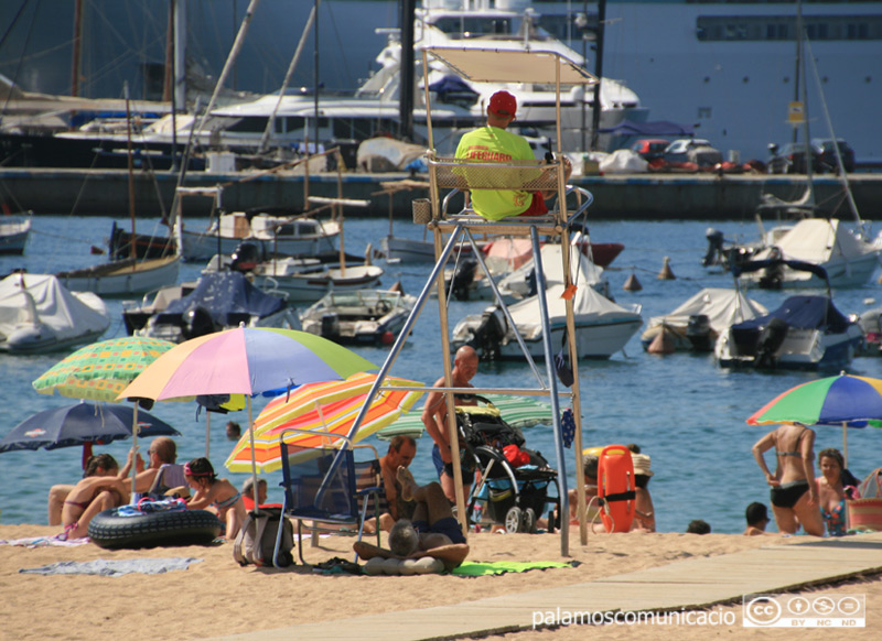 Servei de socorrisme i salvament a la platja Gran de Palamós.