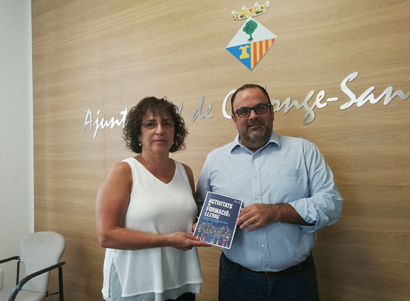 La regidora de Cultura, Ensenyament i Joventut de l'Ajuntament de Calonge, Marta Geli, i el de Promoció Econòmica, Arturo Prades. (Foto: Aj.Calonge).