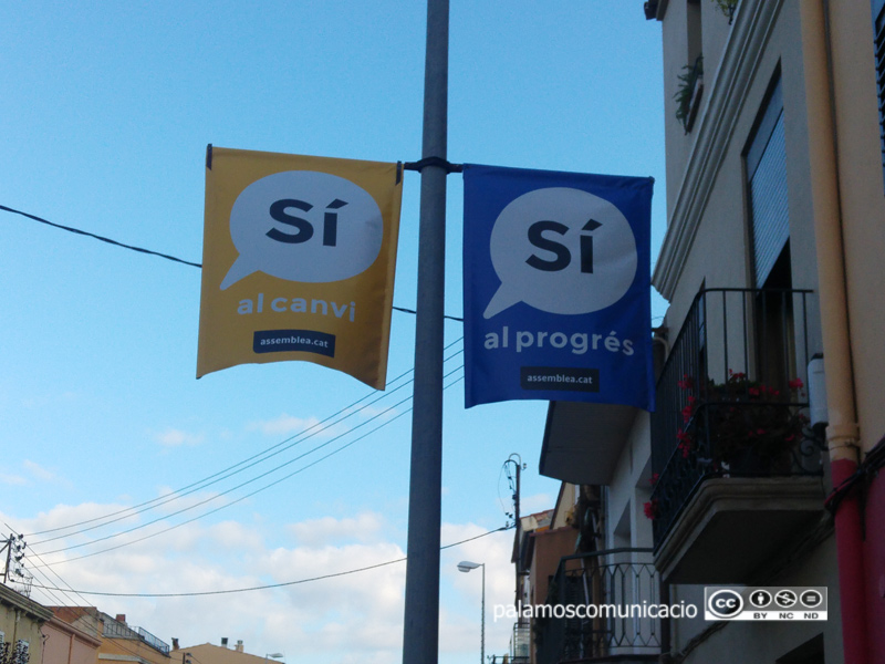 Banderoles de propaganda del referèndum al centre de Palamós.