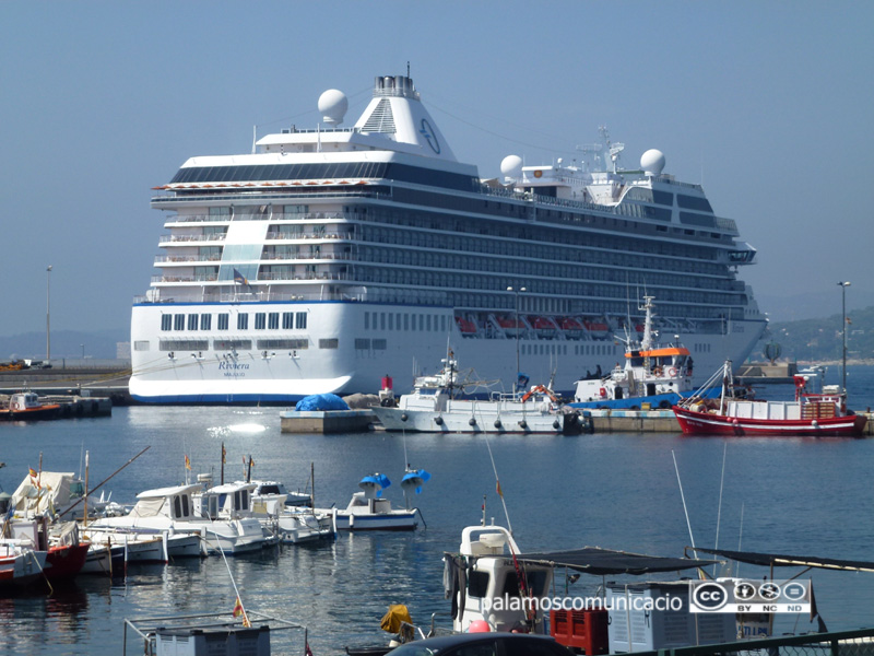 El creuer Riviera, atracat al moll comercial Fèlix Ribera del port de Palamós.