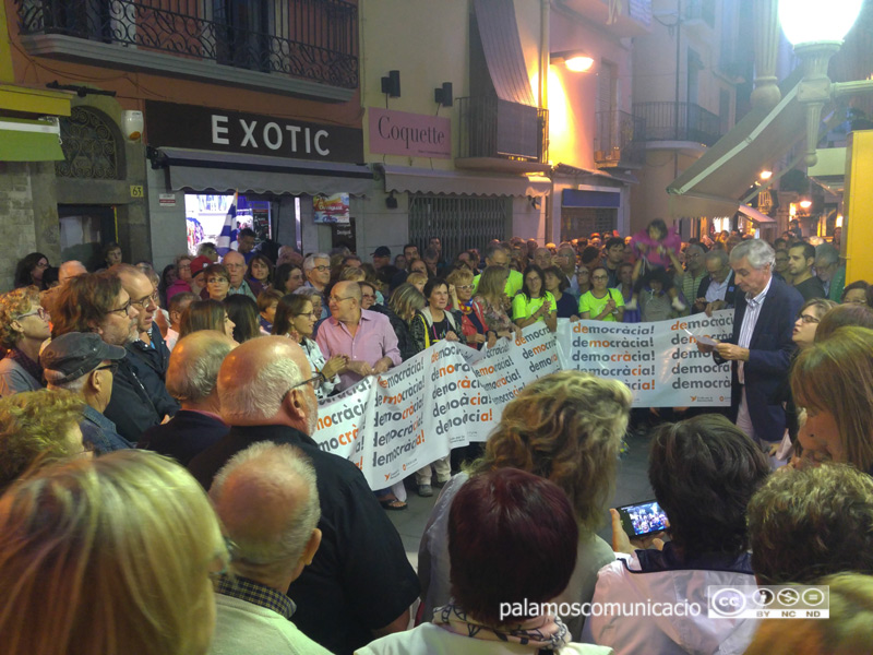 Un moment de la concentració d'ahir al vespre a l'Ajuntament.