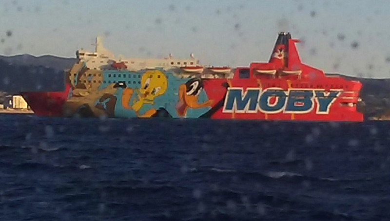 El vaixell que ahir es va acostar fins a Palamós però que no va poder entrar a port.(Foto: Ramon Guzman).