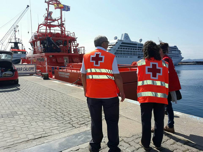 Tècnics de Creu Roja a punt d'embarcar, ahir al port de Palamós. (Foto: Creu Roja).